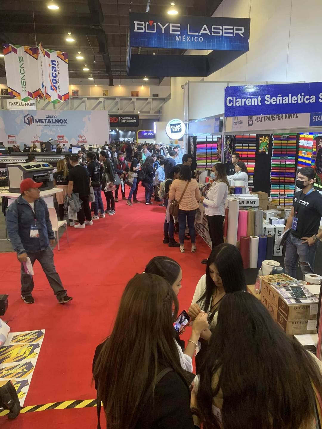 Stand de vinilos y materiales de corte en Expo Impresión